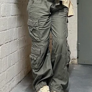 Cargobyxor - Jag säljer ett par gröna cargobyxor från brandit, SKITSNYGGA. Dom är i strl M/dam, jag själv brukar ha 36/38 S/M och dessa sitter loose och fint. Dom är köpta från army star i Mars för 499+59kr (frakt)