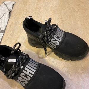 Svarta moschino skor - Är i jättefint skick!!