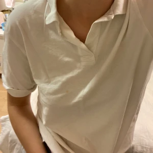 Vit pikétröja! - Jättecool oversized pikétröja som passar perfekt under en tjocktröja med den vita kragen, eller bara som den är🤗 (Den har tyvärr en fläck på bröstet, se sista bilden)