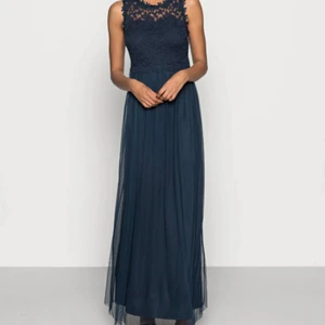 Balklänning  - Säljer min fina slutsålda balklänning sen ett år tbx då jag inte har användning för den. Kunde inte hitta den på hemsidan men köptes för 600kr från Little mistress. På första bilden är armarna olika men ungefär hur klänningen ser ut på. Kan passa S/M/L