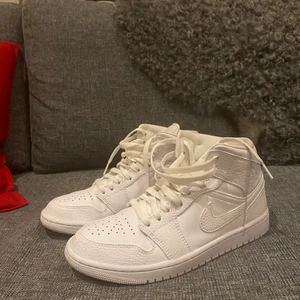 Nike Jordan Mid 1 Womens White - Använda Max 2-3 gånger vilket endast syns på sulan. Säljer för 1000kr eller högs budande. Kan ta fler bilder som det finns intresse. Storlek: 40 dam, och helt vita.