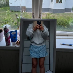 Blommig kjol  - Blå blommig kjol. Super söt. Storlek 36!