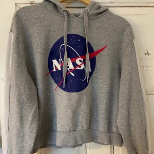 Hoodie - Grå hoodie med NASA tryckt på framsidan. Från Divided-H&M Bra skick.  Storlek: L (Jag har vanligtvis S men den här sitter bra på mig ändå - beror på hur man vill att den ska sitta) Pris: 40 + frakt