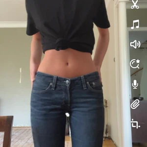 Filippa k low rise jeans  - Korta mörkblåa jeans som är utsvängda längs ner. Bra skick, storlek 28. meddela för mer info