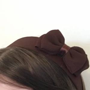 Diadem 👸  - Det är ett diadem som är brunt och har en rosett 🎀 på sig och den passar nästan alla huvuden och den har nästan aldrig används♥️