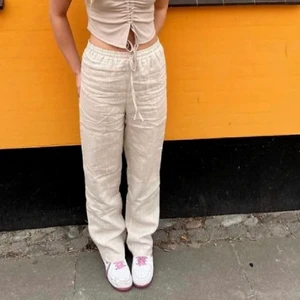 Linnebyxor - Säljer ett helt par nya linnebyxor ifrån design by si i strlk xxs som passar xs oxå. De är i normal lenght 