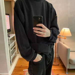 Svart polotröja - Polotröja från puma med logga på krage och det står king på ena axeln?! Sitter oversized och kan passa till lite vad som helst