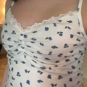 Fint spetslinne strl xs - Säljer detta söta spetslinne jag köpte förra sommaren. Knappt använd. 