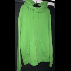 Grön huvtröja strl M/L - Hoodien är använd fåtal gånger. Den är i gott skick!
