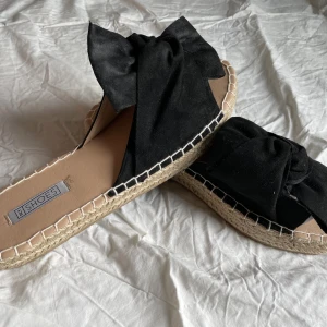 Sandaler - Storlek 39, men för väldigt smala fötter!