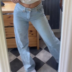 Jeans junkyard - Junkyard jeans vida midrise som inte används längre. Stl 25 vilket motsvarar s/xs. Jag är 167 och de är lite långa på mig. Jag bär vanligtvis stl 34 som referens. 
