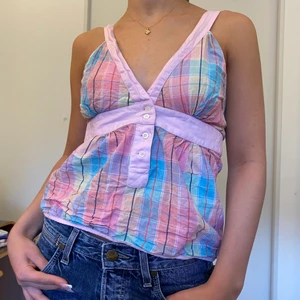 Gant linne - Linne från GANT i storlek 36. Mindre fläckar vi knapparna men inget man tänker på. Axelbanden går att ta av där bak så man kan göra den halterneck 