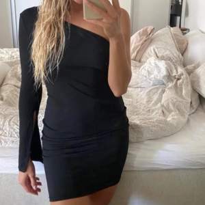 Snygg svart one shoulder klänning, den perfekta ”lilla svarta”! Endast använd två gånger, klänningen är i nyskick. Bilderna är lånade💕