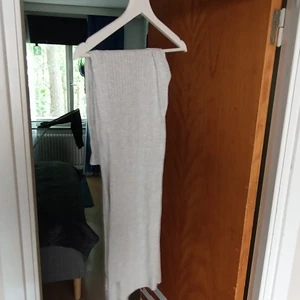 Oanvända stickade byxor - Säljer dessa byxor då de var alldelles för stora.super fina.