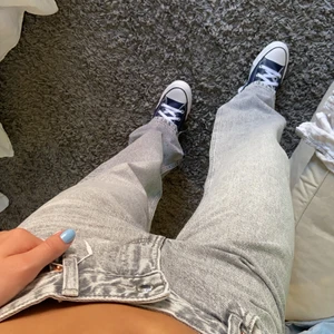 Gråa jeans  - Intressekoll på dessa utsålda gråa jeans från bershka! Storlek 36🥰 helt nya med lapparna kvar! 