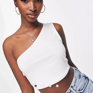 One Shoulder top  - Säljer denna söta topp från asos då den aldrig kommit till användning. Möts upp i Stockholm annars står köparen för frakten :)