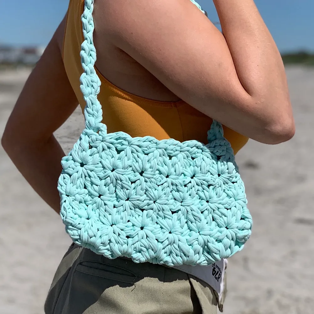 Handgjord virkad väska. Ljusblå. Tänk att få svänga runt med denna på stranden. Missa inte! ☀️                        100% återbrukat material! . Väskor.