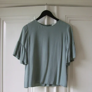 Samsoe Samsoe, Blus, Strl XS - Jättefin blus i grön pastellfärg. Buren en gång på ett bröllop. 53% Viskos, 47% Kupro. 