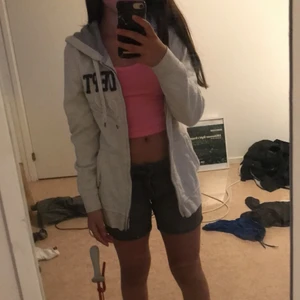 Fin kofta  - Säljer denna gratis men köparen får betala för frakt. Säljer den gratis för att dragkedja är sönder så att man inte kan stänga den 