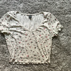 Topp - 2x  ,lite coquette aktig topp, 40kr + 16kr frakt