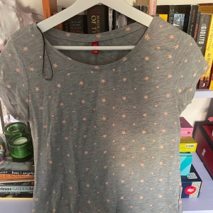 T-shirt med stjärnor  - Fin Tshirt med rosa stjärnor 