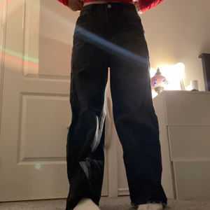 baggy jeans - ett par highwaisted svarta baggy jeans som jag använt 1-3 gngr💥 (pris kan diskuteras i dms💶)