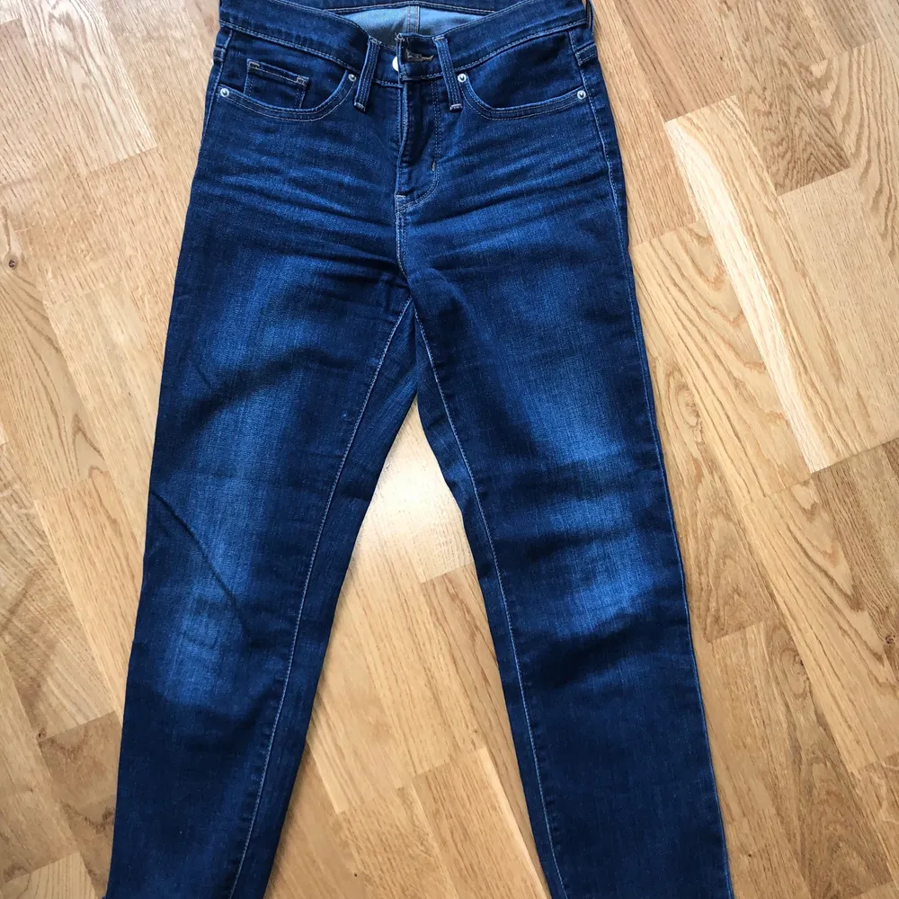 Levis jeans som jag klippt nertill. Passar någon som är 150-160. Storlek W.25  Låg/mellan midja. Jeans & Byxor.