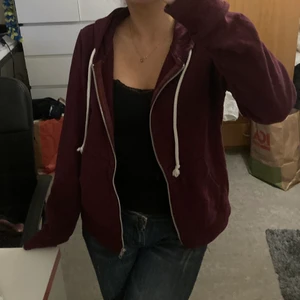 Zip hoodie - En tjocktröja med dragkedja i en så fin vinröd färg och så skönt material. Älskar verkligen denna tröja men känner tyvärr att jag måste sälja den då den inte används.