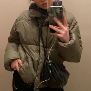 Grågrön pufferjacket - Använd en vinter men den är i gott skick, passar till det mesta och har väldigt fin passform