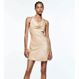 Klänning Zara - Så fin halterneck-klänning från Zara. Guldig/nude i så fint material, lite skimrigt! Aldrig använd, endast testad inför en fest 💘 Köpt på Zara i Spanien.