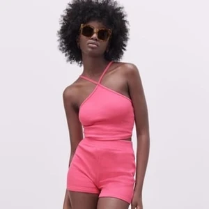 Toppar Zara  - Söta crop tops - säljer i vit och rosa ❤️ kan sälja båda för 100 kr eller 75kr styck. Aldrig använda. Storlek S på båda! 