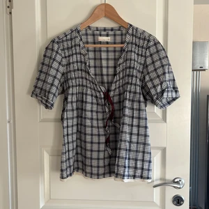 Odd molly blus - Rutig blus med knyt fram från Odd molly, strl 2, blå/vit rutig, spets i nederkant. Har varit lång ärm men klippte av till kort, därav ngt lägre pris. Köpare står för frakt