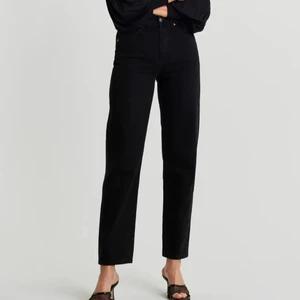 90s Jeans - Svarta snygga 90’s jeans från Ginatricot. Knappt använda men tvättade vid ett tillfälle. Raka jeans som sitter sjukt bra! Köparen står för frakten 🥰