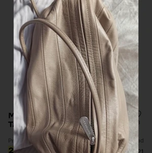 Karla bag, marimekko - Säljer min beiga karla bag från marimekko. Produkten är i nyskick och det medföljer dustbag. Nypris är ca 2000kr och jag säljer den för 1500.