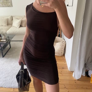 PLT klänning - Köpt på Pretty Little Thing, jättebra skick och ganska töjbar. 