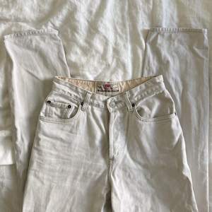 Vit-beiga Levi’s jeans köpa second hand.  Använder tyvärr ej ljusa byxor!  Samma här som på annonsen på de andra Levi’s-jeansen - lite smalare i benen än 501. 