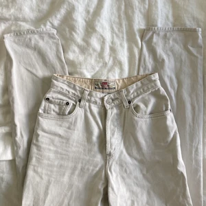 Retro Levi’s beiga/vita - Vit-beiga Levi’s jeans köpa second hand.  Använder tyvärr ej ljusa byxor!  Samma här som på annonsen på de andra Levi’s-jeansen - lite smalare i benen än 501. 