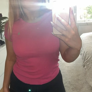 Ralph Lauren - Rosa Ralph Lauren tröja med grönt märke, knappt använd. Köparen står för frakt 