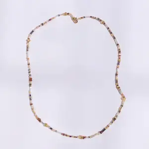 Guldigt pärlhalsband med spänne