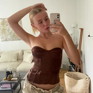 Missguided korsett - Bra skick! Med dragkedja som kan vara lite trög längst ner, men plagget har använts två ggr. Finns en gummirand vid bysten som håller fast toppen bättre.