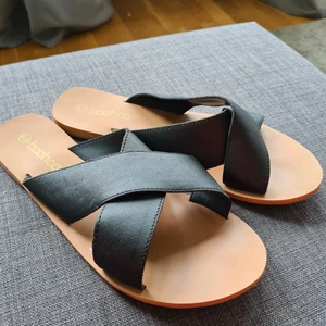 Svarta sandaler - Knappt använda. Sandaler med läderremmar 🥰 köpta på boo hoodie förra sommaren. OBS! 📍Är storlek 39 MEN väldigt små! Passar nog därför 38 mycket bättre! Jag har storlek 39 och dom är för små för mig.