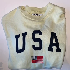 En mjuktröja  - En mjuktröja från STAY! Mild grön färg med svarta USA text på. Storlek XS men passar även som M
