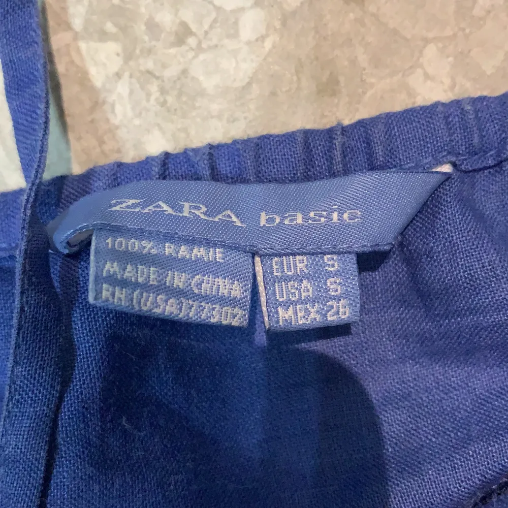 Jätte snyggt linne från Zara som inte kommer till användning ❤️ Tyget är ganska ostretchigt men sitter snyggt på! Kunden står för frakten<3. Toppar.