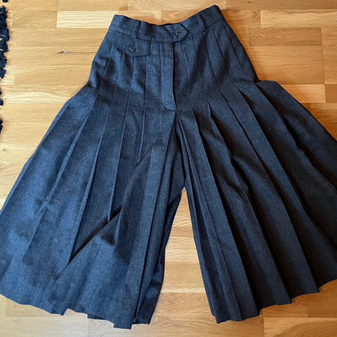 Grå kjol/short av ull och cashmere.   - 91