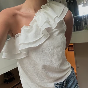 Sommartopp - Typ oanvänd, trots det har den nån fläck men som är under volangen så den syns verkligen knappt (bild 2)  Lägger du bud så är det bindande, dvs du måste köpa plagget om du vinner