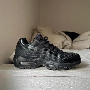 Nike Air Max 95 🌼 - Använda väldigt få gånger, väldigt fint skick!! De står tyvärr bara och samlar damm men de är väldigt sköna och snygga skor! Nypris ligger på ca 1700:- just nu 🌸   Möter upp i Göteborg och Borås eller fraktar för 99:-