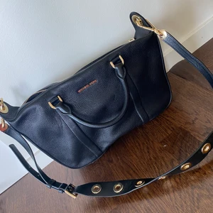 Väska Michael Kors  - Rymlig väska från Michael Kors med snyggt axelremsband. Nitar på undersidan så att man kan ställa ner väskan utan att den blir smutsig. Äkta läder. Nyskick, knappt använd. Nypris 4200. 