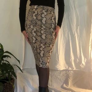 Snake-kjol - Snygg, tight kjol i snake-mönster. Slutar precis under knäna.