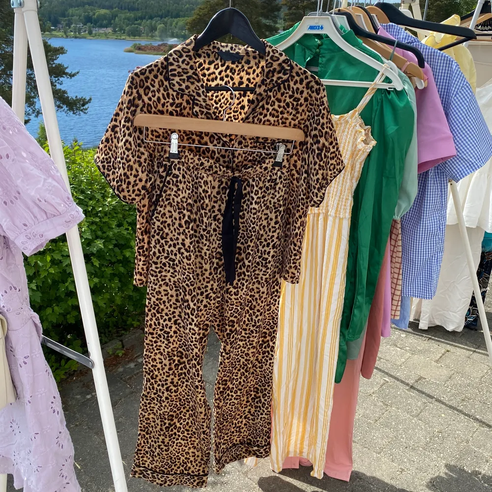 Leopardmönstrat set med långa byxor och kortärmad skjorta i satinliknande material, nästintill oanvänt!. Klänningar.