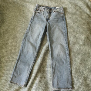 Blå jeans nyskick - DRDENIM  - Sparsamt använda jeans som jag köpte i början av sommaren förra året. Jag växte dock en del under sommaren och har därför knappt använt dem. Storlek 28/28. Köpt är köpt dvs ingen retur!